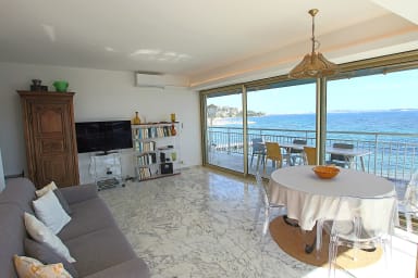 living room with sea view, TV, sofa bed and air conditionned