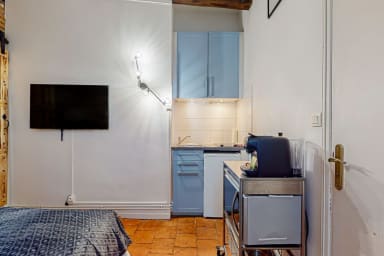 Lit double, kitchenette équipée d'une cafetière d'une bouilloire, des plaques...