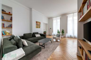 Espace salon avec télévision