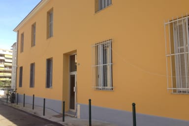 Petit immeuble où se situe l’appartement.