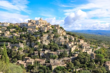 Arrêtez-vous à Gordes, sa superbe vue et ses ruelles en calade