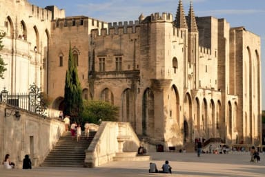 Faites une halte au Palais des Papes, à une trentaine de minutes de l'Isle...