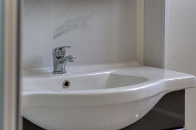 Salle de bain avec douche et baignoire