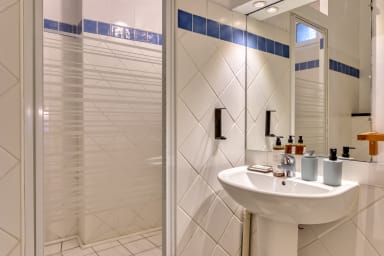 Salle de douche à proximité de la chambre du bas