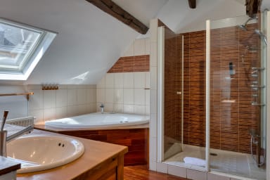 Salle de bain avec douche et baignoire
