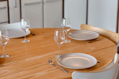 Table à manger avec vaisselle