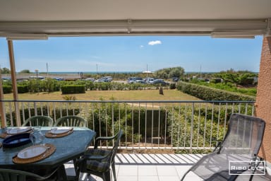 Grande terrasse avec vue sur la mer