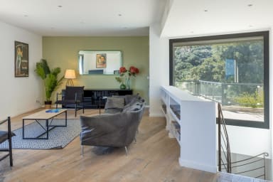 Le salon se trouve au 1er niveau