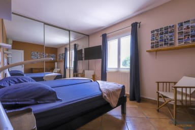 Chambre à coucher avec 2 lits simple (possibilité d'assembler les 2 pour en...