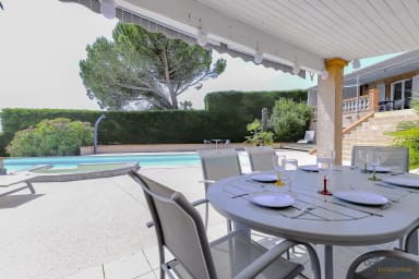 Patio pour profiter d'un bon repas et d'un barbecue autour de la piscine