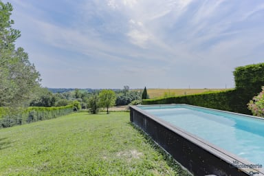 Jardin avec piscine et une belle vue dégagée