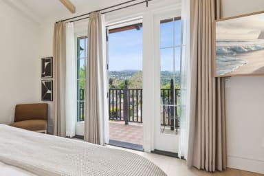 King-size bed, sleeps 2, seating area, and 55