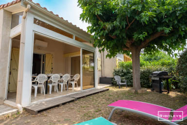 Außenbereich mit großer Veranda und Gasgrill