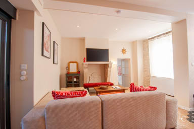 Salon lumineux avec TV (Disney+), enceinte Bluetooth, canapé confortable et...