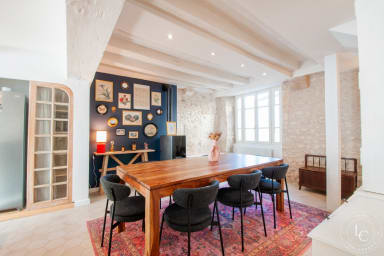 Salle à manger élégante avec grande table en bois, parfaite pour des repas...