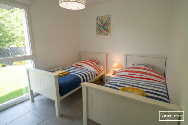 Chambre avec 2 lits en 90 et grand placard