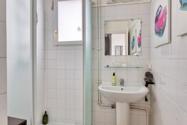 Salle de bain avec douche