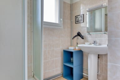 Salle de bain avec douche