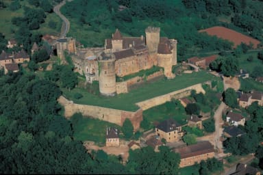 studio en montant à gauche avant l'entrée du château sous le rempart