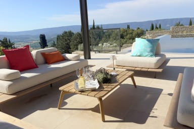 L'espace lounge au bord de la piscine