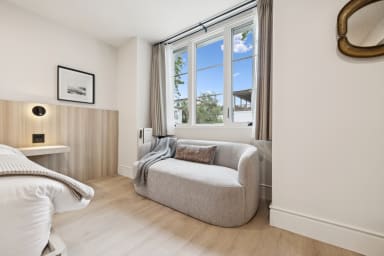 King-size bed, sleeps 2, and seating area