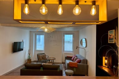 Espace cosy de partage entre la cuisine et le salon douillet pour de bonnes...