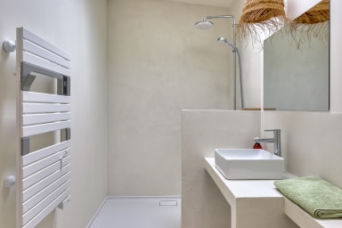 Salle de douche moderne et équipée