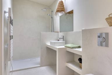 Salle de douche moderne et équipée