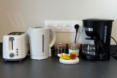 Cuisine équipée. Bouilloire, grille pain, machine à café filtre. 
Ustensiles,...