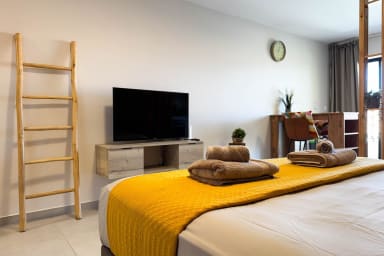 Lit séparé de la pièce de vie avec cloison. Les panneaux de la cloisons sont...