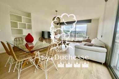 Magnifique salon convivial et très lumineux