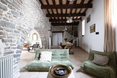 Salon spacieux et lumineux – Grand canapé, TV grand écran, idéal pour se...