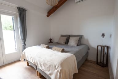 Chambre 2 avec salle de bain privée – Literie haut de gamme et douche moderne.