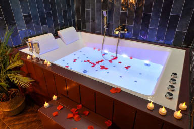 Jacuzzi avec décoration pack romantique petales bougies et champagne 