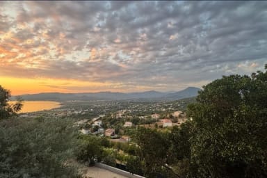Vista sul mare e sulle montagne dalla terrazza inferiore della villa