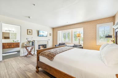 King-size bed, sleeps 2, DirecTV subscription, fireplace