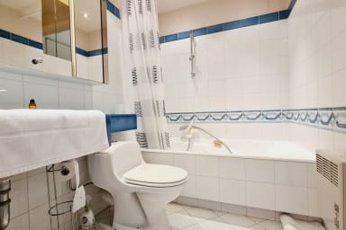 salle de bains avec wc