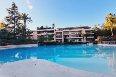 VUE DE LA PISCINE A DEBORDEMENT