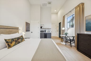 California King bed, sleeps 2, smart TV