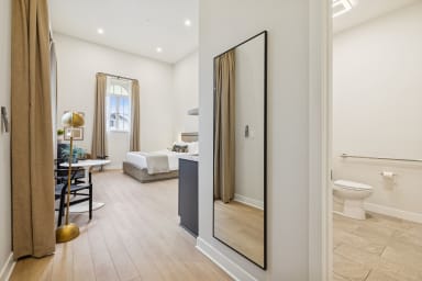 California King bed, sleeps 2, en suite bathroom