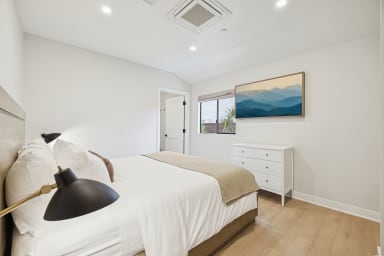 California King bed, sleeps 2, smart TV