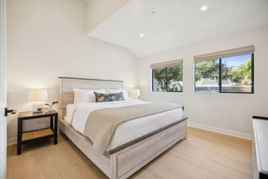 California King bed, sleeps 2, smart TV