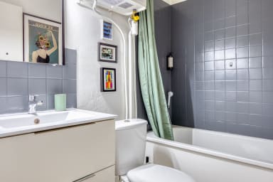 Salle de bain avec baignoire