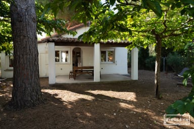 Entrée de la maison avec terrasse couverte