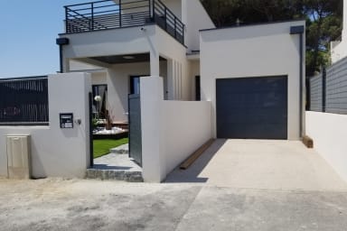 1 place de stationnement devant la porte du garage 
1 place de stationnement...