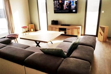 canapé d'angle et son grand écran.