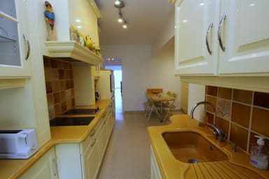 large cuisine climatisée ouverte sur terrasse