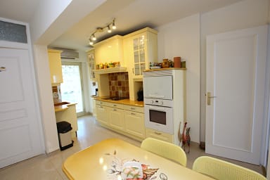 large cuisine climatisée avec table à déjeuner