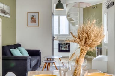 Vue de la salle à manger sur le salon 