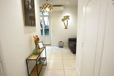 hall d'entrée avec placard type buanderie et lave linge